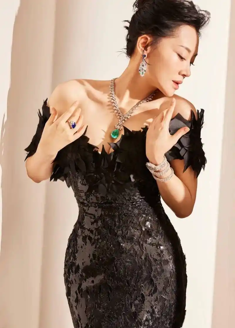 许晴与杨洋玩自拍紧身裙秀蜂腰v领显惊艳身材52岁宛若少女