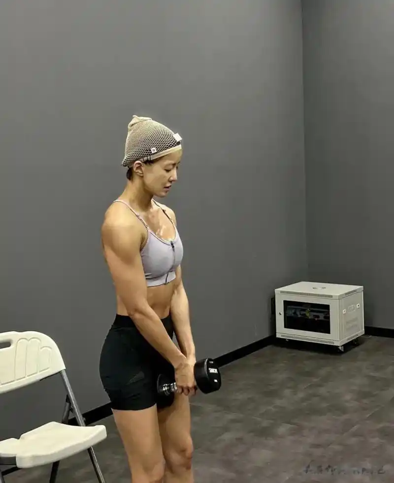 另外,李诗英倒三角形肩膀和明显的腹肌