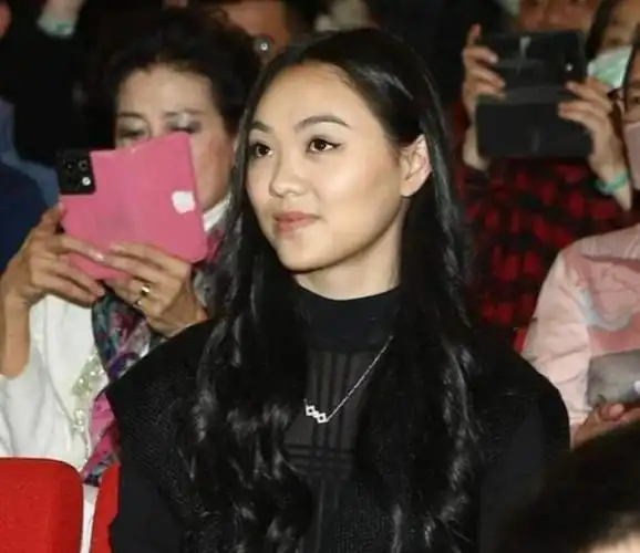 李连杰与大女儿jane出席新书分享会活动时尚范儿十足