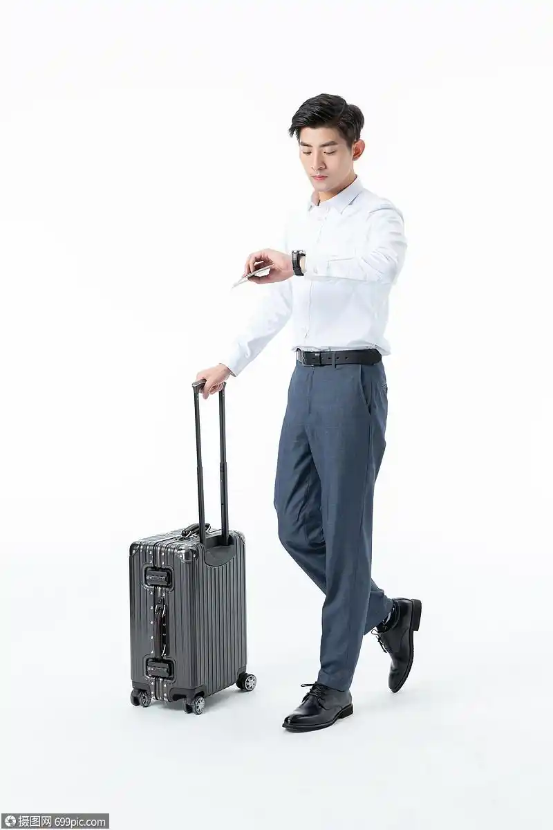 商务男性出差看时间