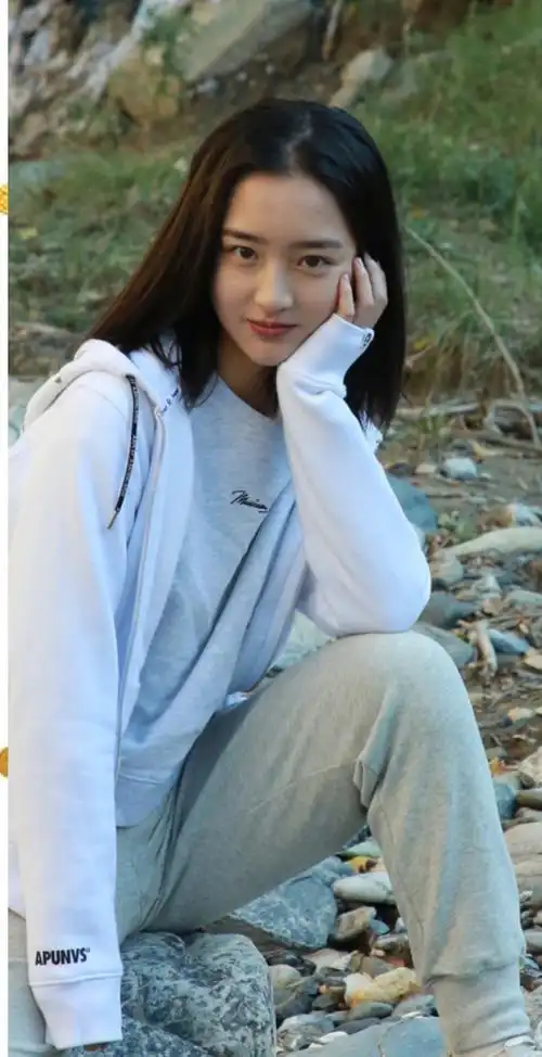 邓恩熙清新迷人户外自拍图片