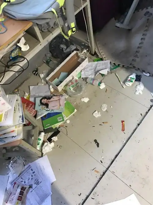 生活在一个很乱很脏的宿舍是什么体验?