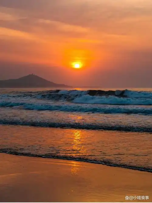 晨曦的金沙滩,是呼啸的浪潮与日出之间的完美交融.