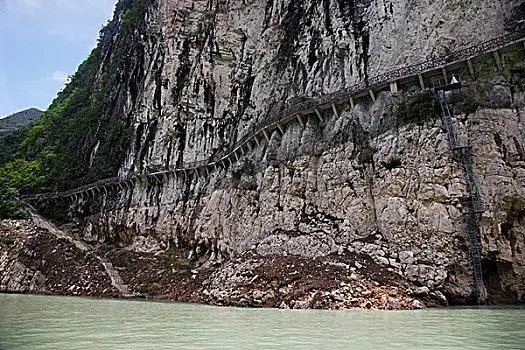 重庆巫山大宁河小三峡滴翠峡内全长3公里左右的小三峡古栈道