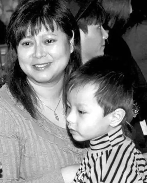 唐国强的女儿唐莉7岁时母亲悲情早逝她在泪水中理解父亲和继母