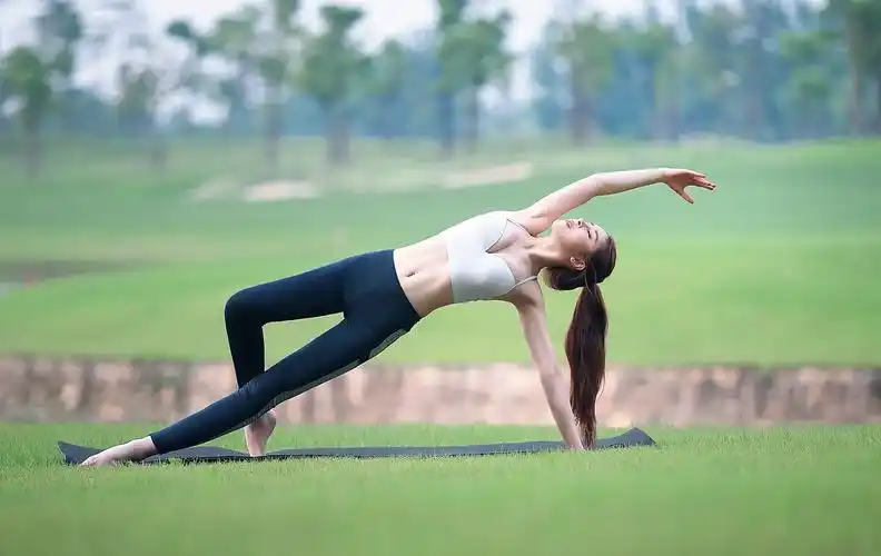 牛气冲天辣妹展现世界最漂亮一字马冰冰都得服