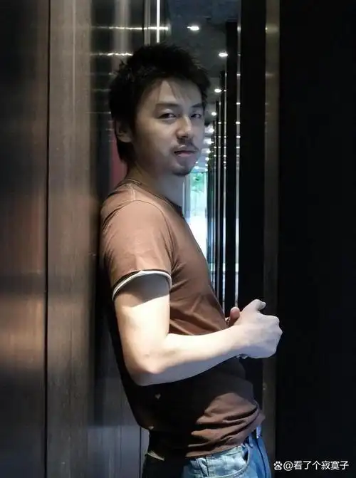 他的身高曾经达到184厘米,但后来体重增加后,身材就