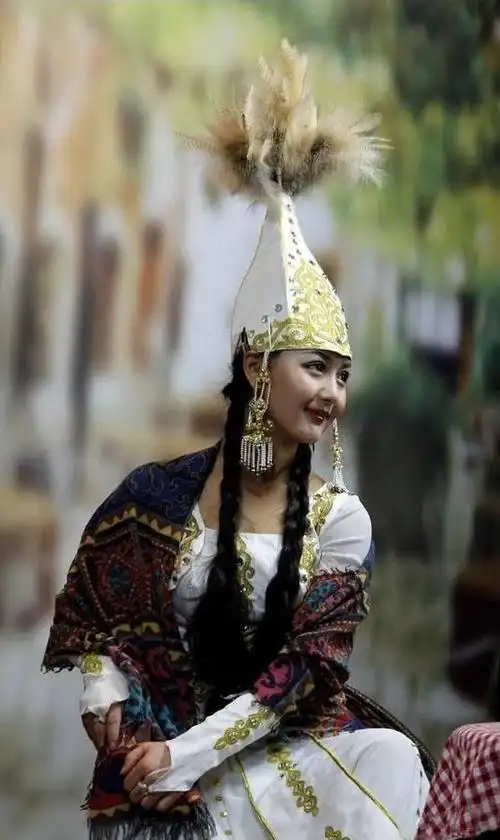 哈萨克族小姐姐的民族服装居然这么美