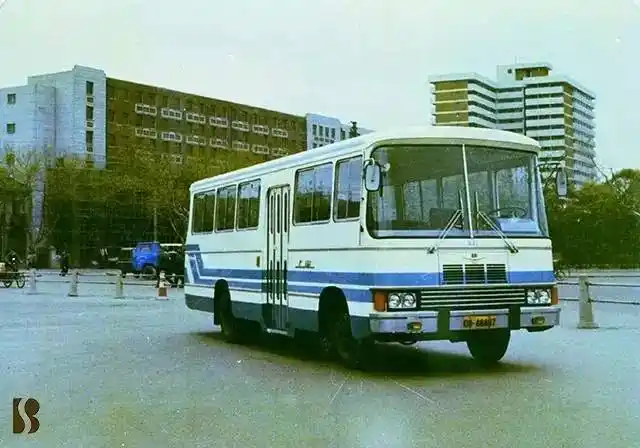 1983年上海客车厂制造的sk-642l型旅游客车.
