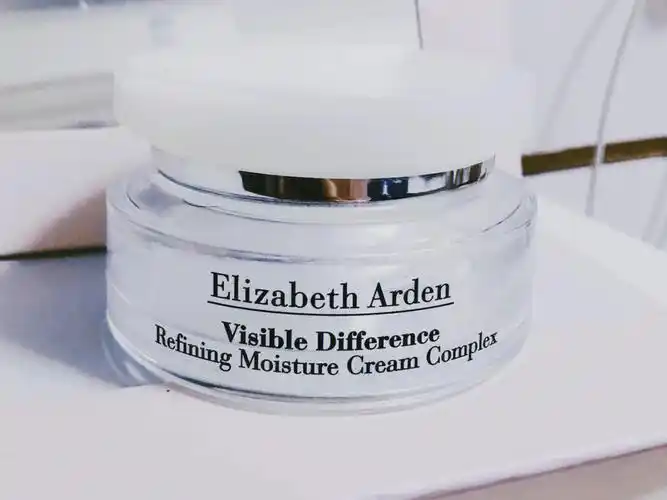 面霜印象中在在香港shopping的时候,觉得这个伊丽莎白这个前缀很吸引