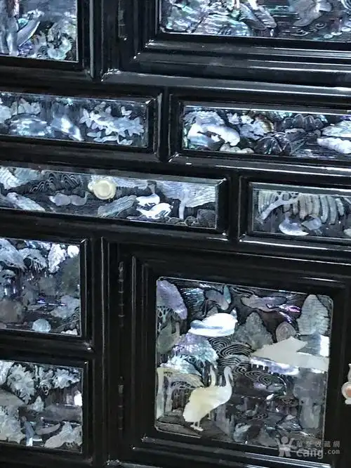 大漆嵌贝壳大柜