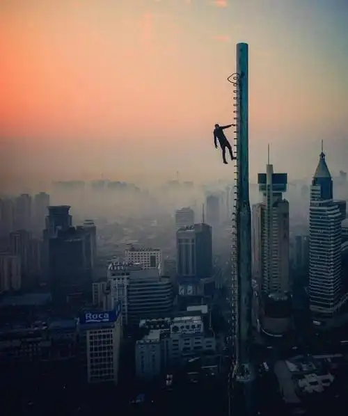 站在600米的高楼上,脚踩1平方米拍照,是种怎样的体验?