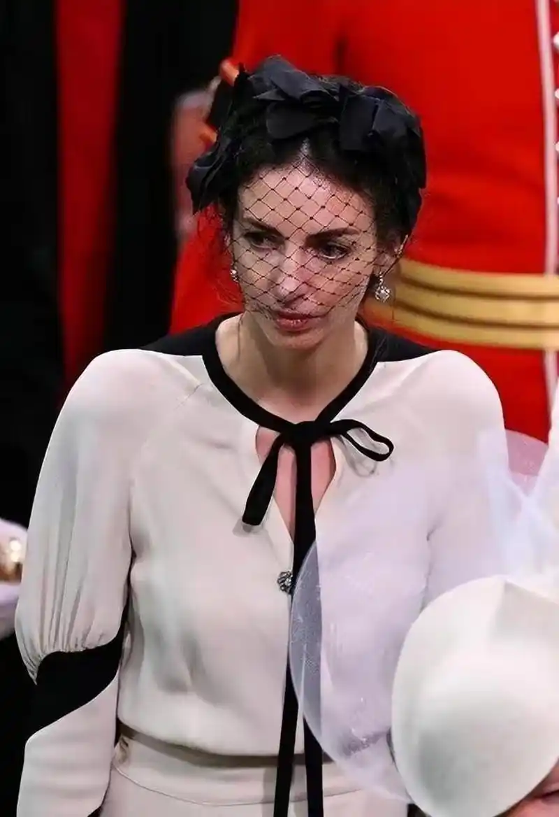 汉伯里来势凶猛,年龄比凯特小几岁,身材火辣,性格甜美,是威廉王子喜欢