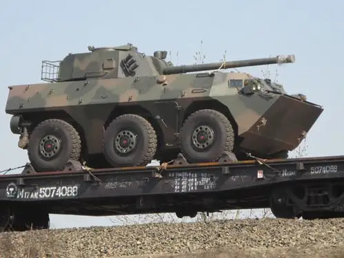 国产新型轮式120毫米自行迫榴炮正在通过铁路向部队运送