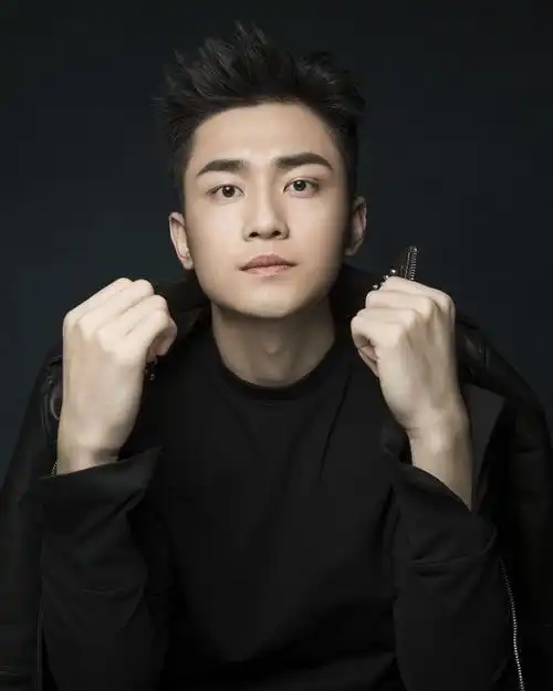 日前,内地新晋青年男演员周航,曝光了一组最新时尚大片.