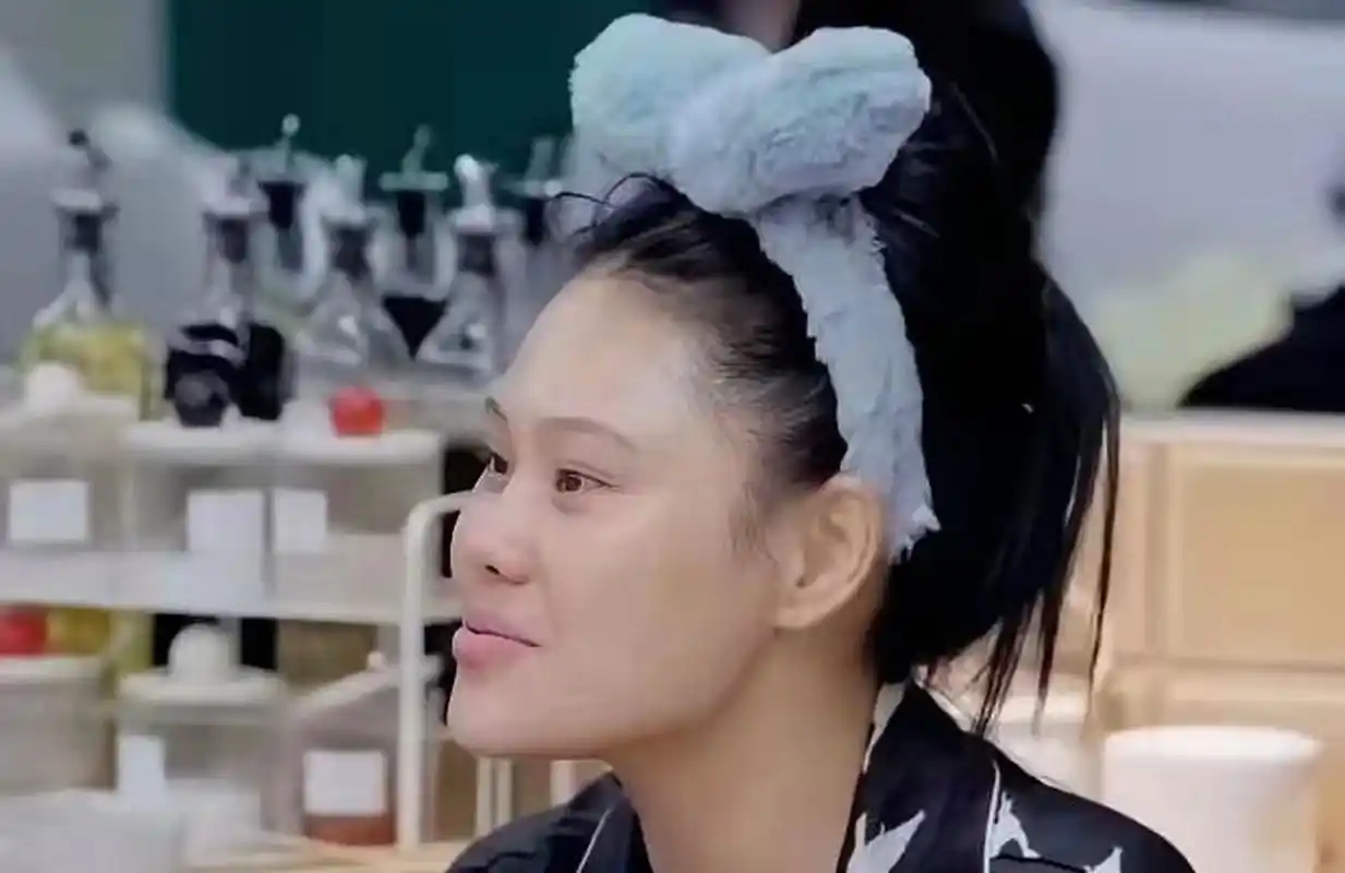 女明星卸妆之后脸色苍白,面无血色,是气血不足还是长期化妆导致的?