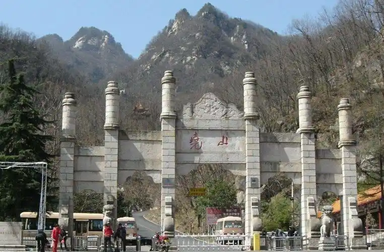 尧山风景区国家aaaaa级旅游景点位于河南省平顶山市鲁山县西