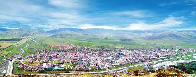 色达县城全景. (色达县委宣传部供图)