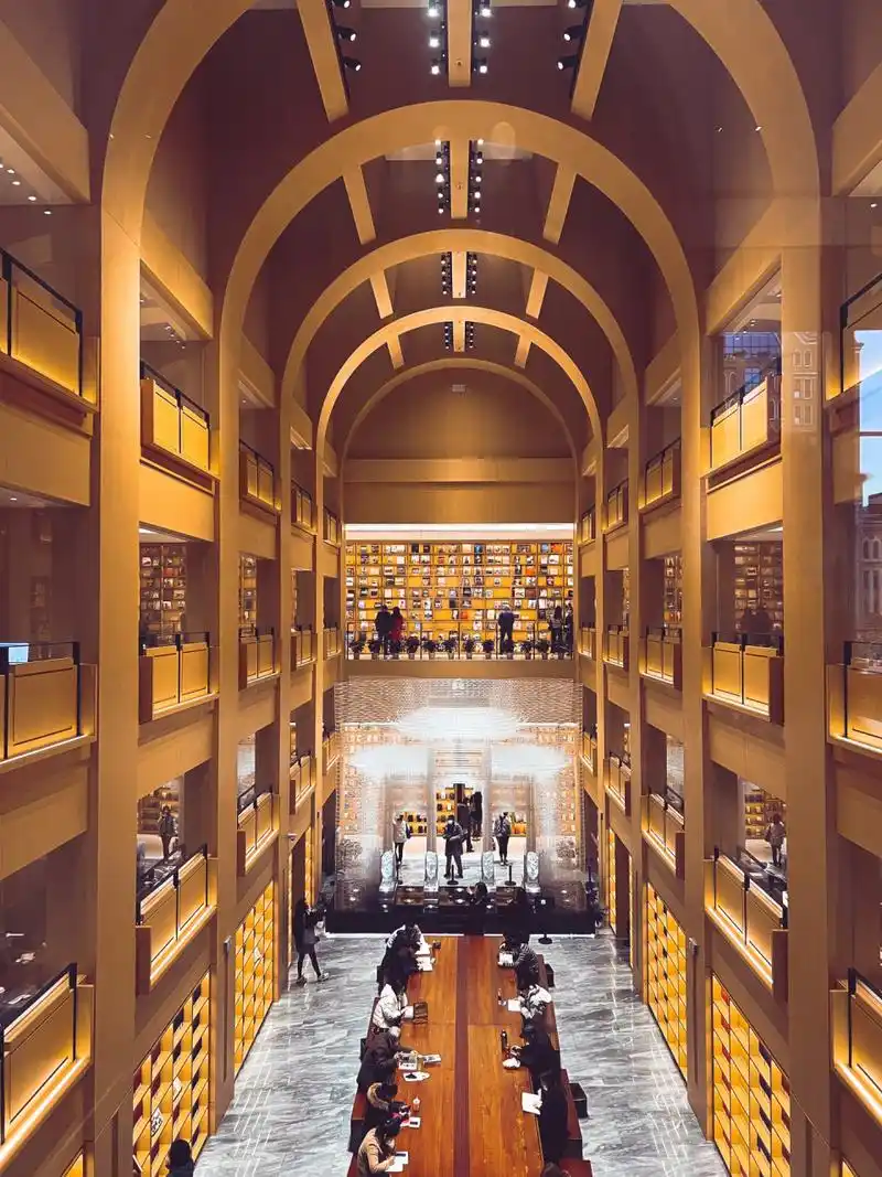 上海图书馆打卡地徐家汇书院必打卡推荐地 书院开在天主教堂的傍边,爱