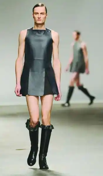 视频            谁说抹胸裙是女装专利,男人也可以穿.