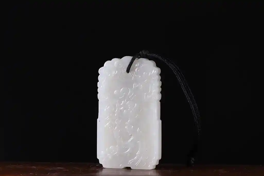 清代,乾隆工 和田白玉籽料梅花诗文牌 规格:长6.5cm宽3 - 抖音