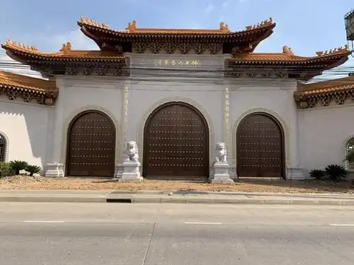 泰国首座采用唐式风格装饰的寺庙_铜门