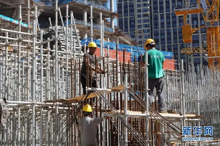 8月1日,上海瑞虹十号项目工地钢筋工们在烈日下坚守忙碌.