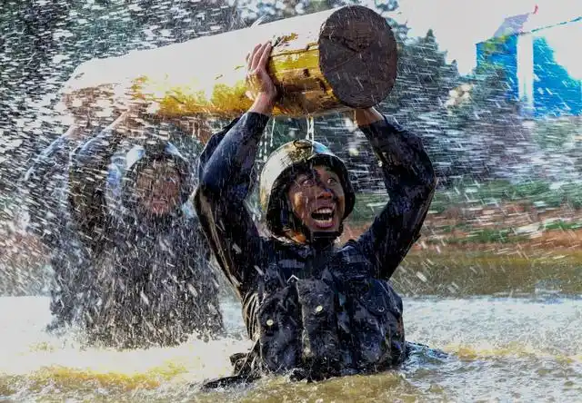 陆军第75集团军某旅:"沙场故事会"激励官兵血性担当