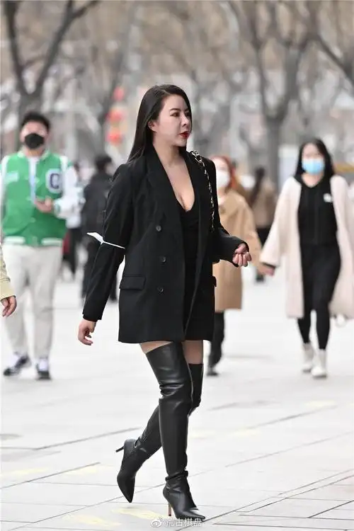 让自己变得更加精彩一些,这位美女选择黑色的真皮尖头细跟过膝靴长靴