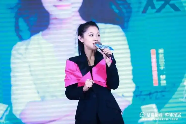 海口圣嘉佰利牵手著名歌手梦然开启崭新2021年