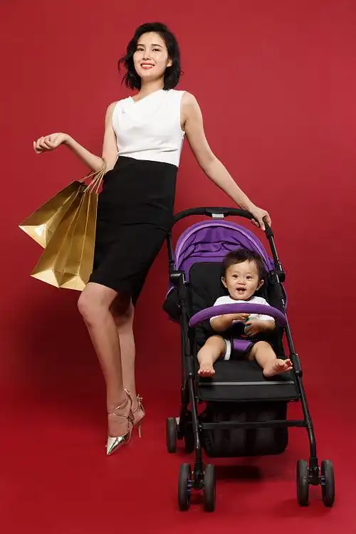 妈妈推着婴儿车购物
