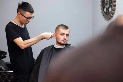 男人在理发店理发,男人在理发店做发型照片