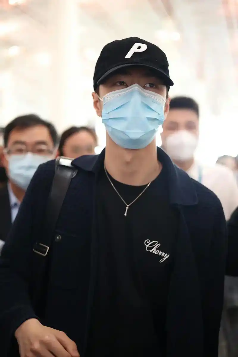 最新动态#王一博机场生图 真的帅哭我耀眼的你啊有点上头 17 - 抖音