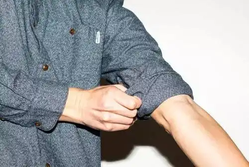 正确的卷袖口有三种姿势