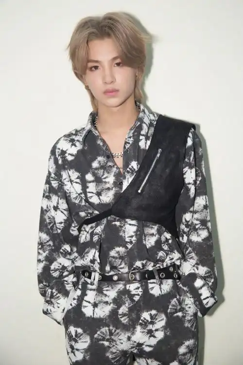 黄明昊挂耳染金发