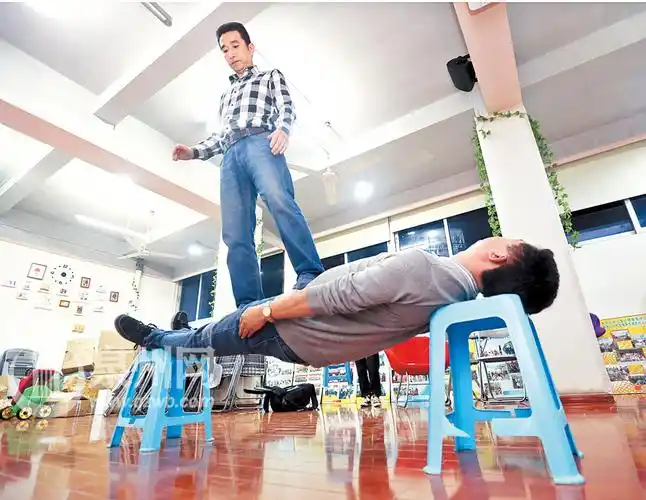 记者体验催眠术:身体僵硬变"人桥" 悬空站人不觉重