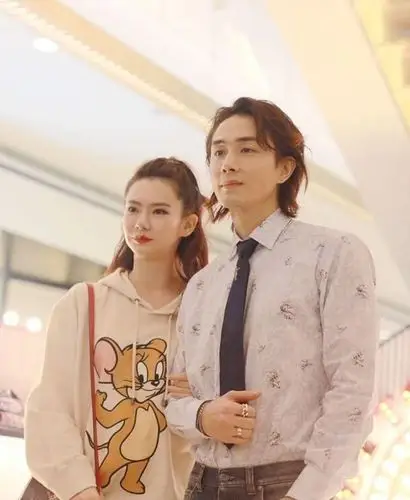 李承铉真是娶了一个好妻子,平时出门也带着,这样的戚薇谁不喜欢