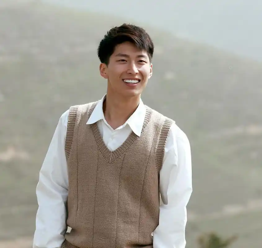 窦骁1215生日快乐,你是《山楂树之恋》中的老三孙建新,是《九州海上牧