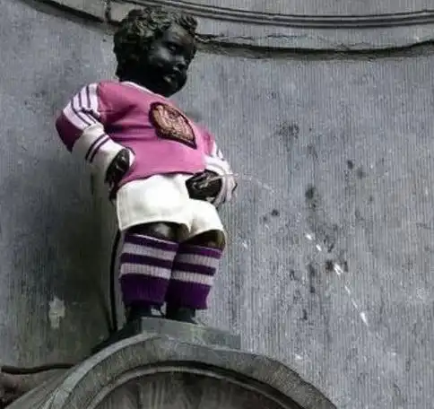 想要点燃炸药炸毁整个城市,不过幸亏小男孩撒尿的时候发现了这一可怕