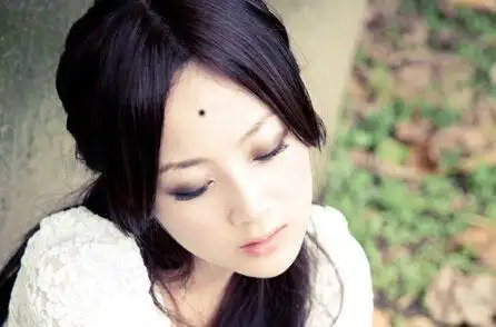 额头是祖业的象征,如果有一个好痣再加上天庭饱满,那这样的人可谓是