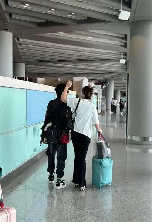 大张伟罕见夫妇合体,刘迎变化大瘦了好多,他们互动的瞬间超甜蜜