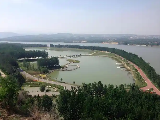 五龙峰景区五道山岭如五条巨龙,拱卫着黄河的壮丽.