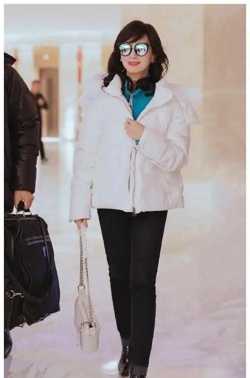 (2)上松下紧,用对比度来杜绝臃肿感赵雅芝这身搭配,显得身材比例非常