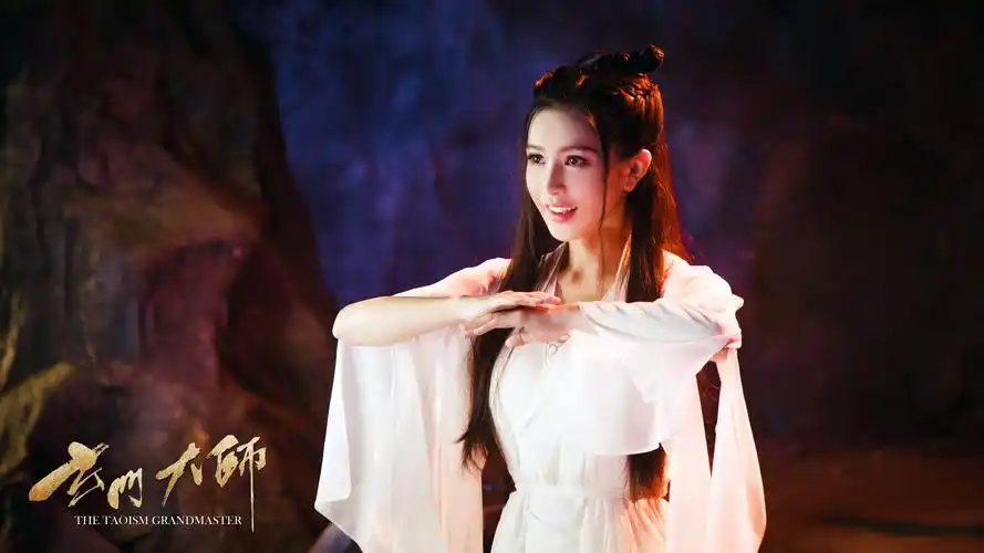 组图:潘霜霜《玄门大师》造型惊艳 一种"回头"双面"杀"