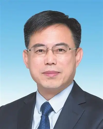 袁振旭,男,汉族,1966年4月生,中央党校大学,中