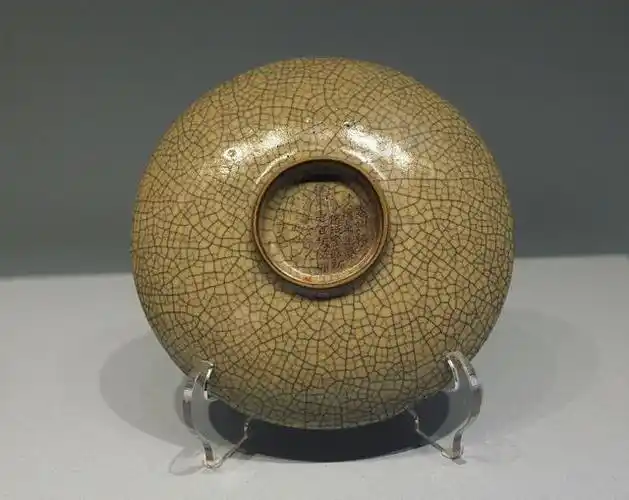 哥窑瓷器为我国宋代时期创烧的著名瓷器,以满身的冰裂开片纹而出名