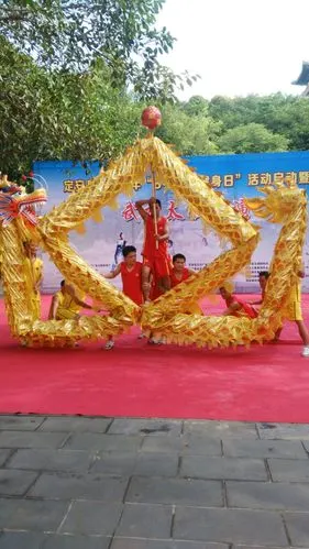 龙门镇舞龙队表演(桃子)造型