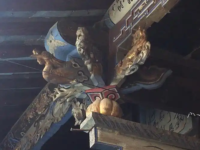 支撑斗拱的小金瓜…每一件或大或小的雕刻都已走过历史百年