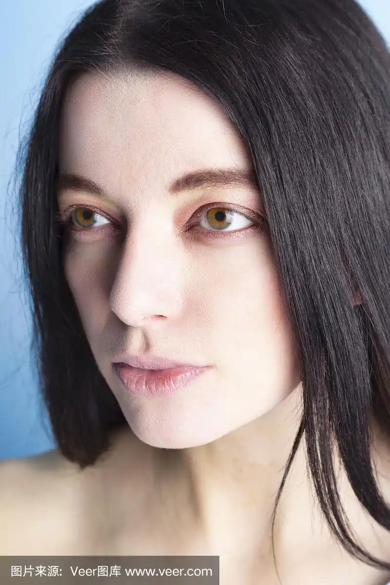 黑发浅褐色眼睛的女孩