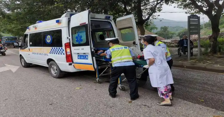 民警协同急救人员将伤员抬上救护车 供图 北碚区公安分局